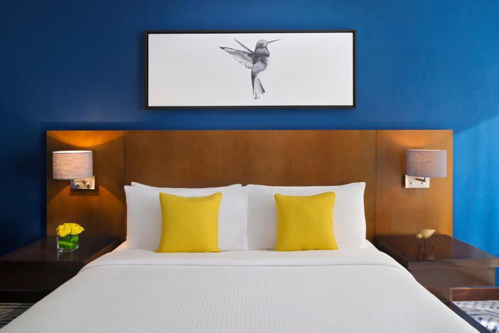 Deluxe King Room with City View - Club Room - Image 2