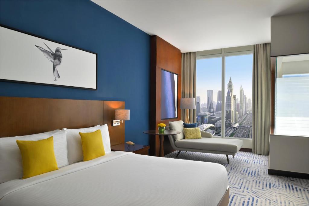Deluxe King Room with City View - Club Room - Image 3