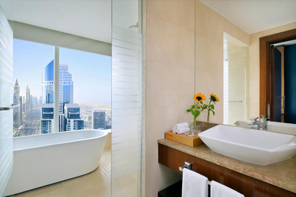 Deluxe King Room with City View - Club Room - Image 5