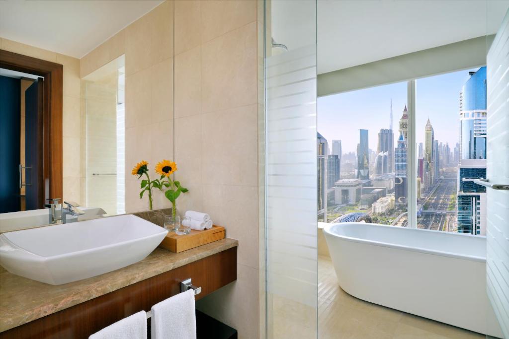 Deluxe Twin Room with City View - Club Room - Image 3