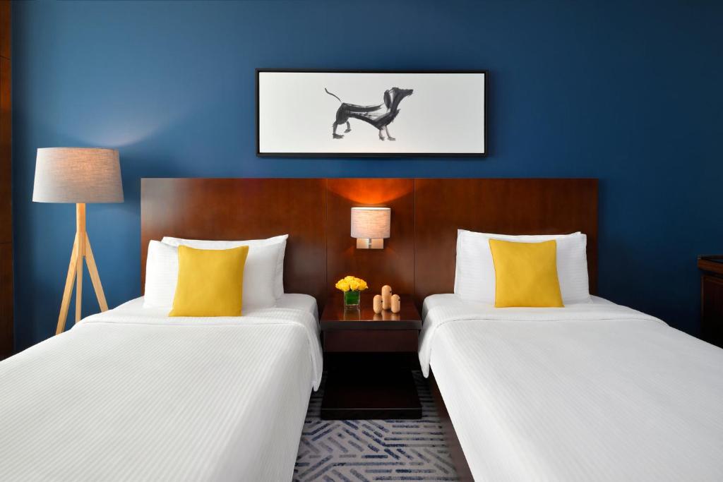 Deluxe Twin Room with City View - Club Room - Image 7