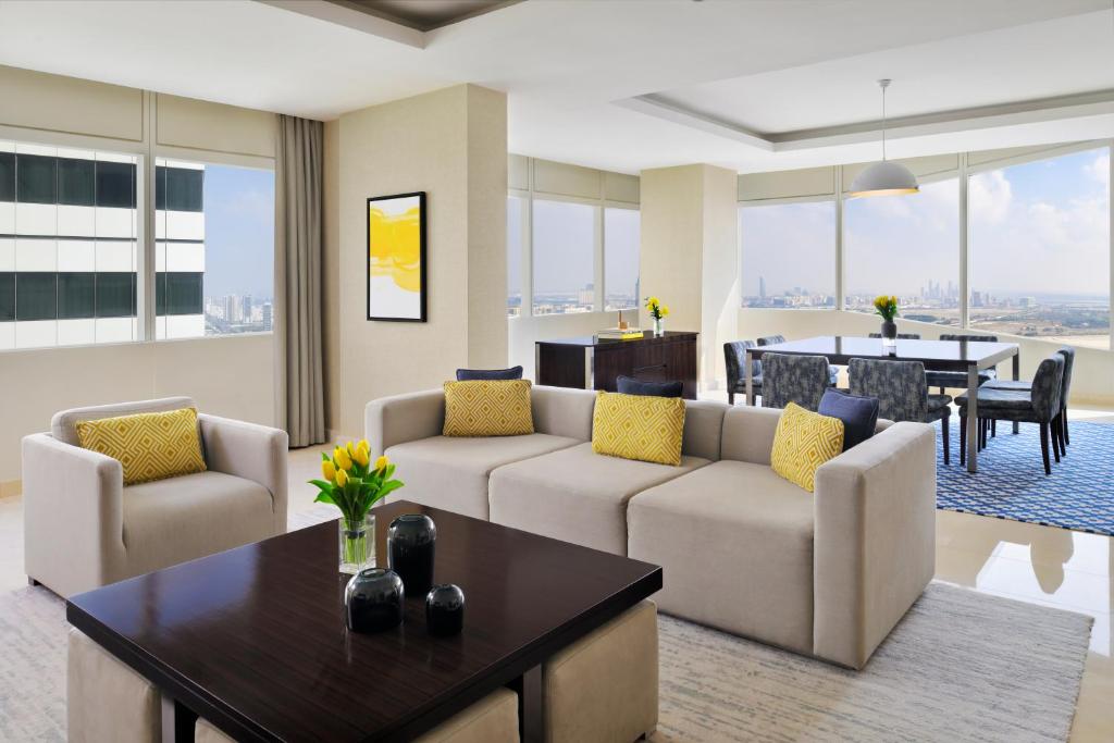 One-Bedroom Ambassador Suite with Skyline View - High Floor - Image 4