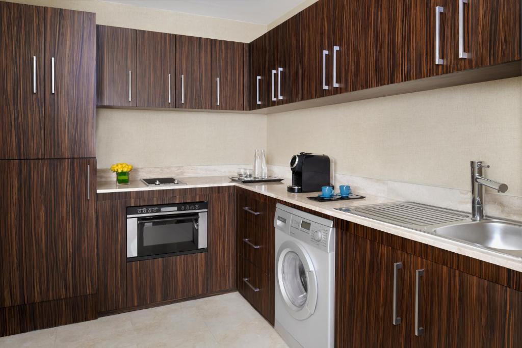 One-Bedroom Ambassador Suite with Skyline View - High Floor - Image 5