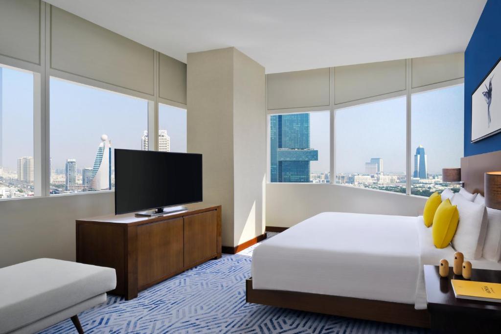 One-Bedroom Executive Suite - High Floor - Image 4