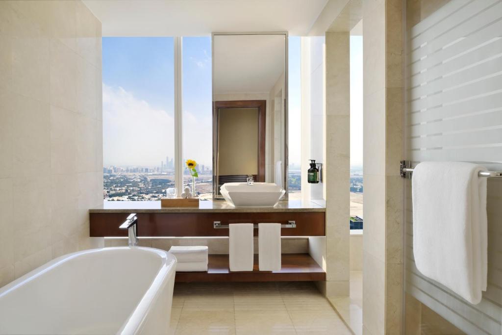Premium Club King Room with Skyline View - Image 2