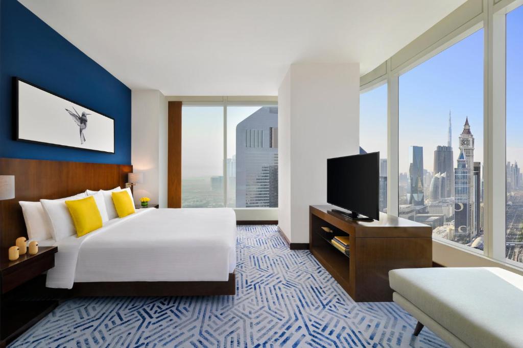 Premium Club King Room with Skyline View - Image 4