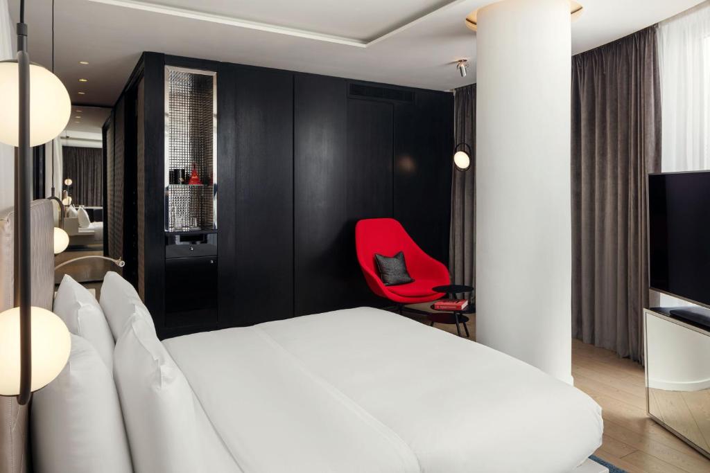 Cool Corner Suite, Suite, 1 King, Corner room - Image 1