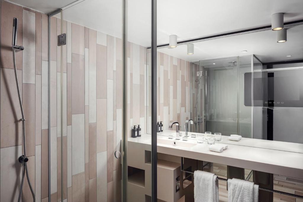 Cool Corner Suite, Suite, 1 King, Corner room - Image 2