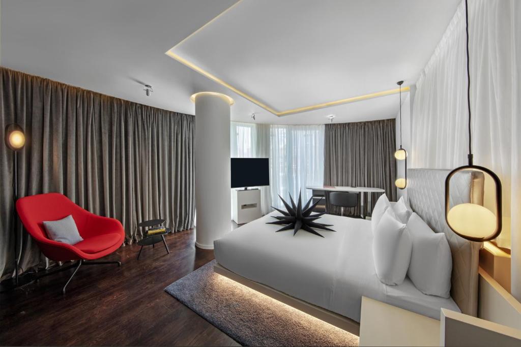 Cool Corner Suite, Suite, 1 King, Corner room - Image 3