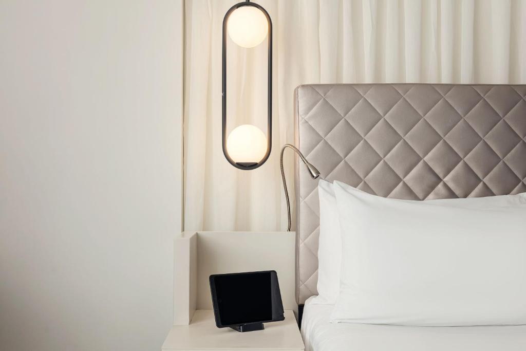 Spectacular Room, Guest room, 1 King, City view - Image 1