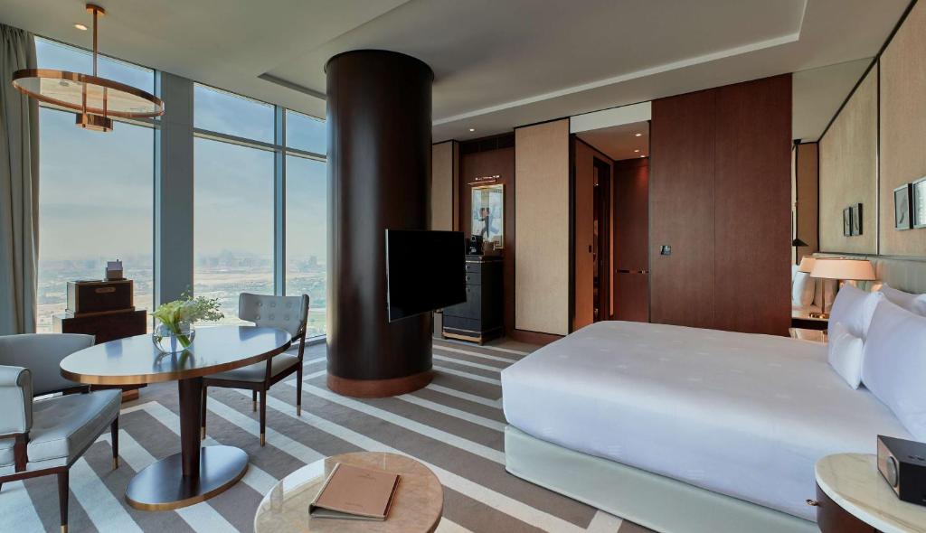 Corner King Room with Skyline View - Image 2