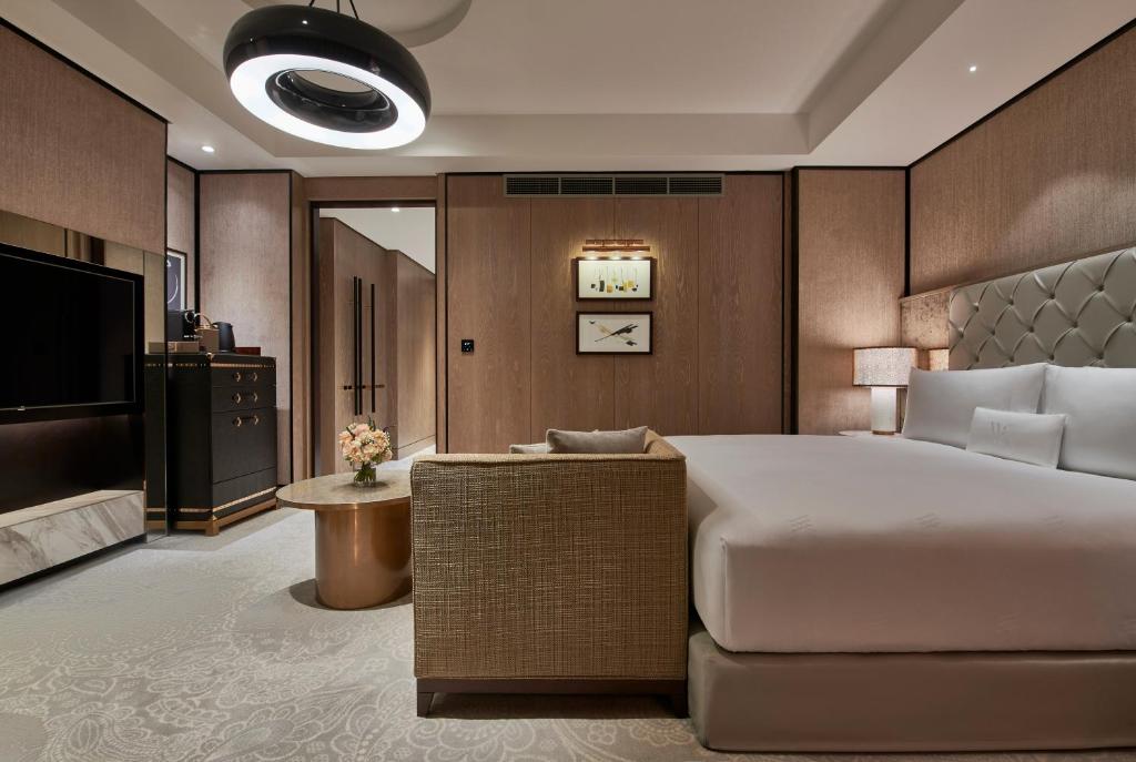 Deluxe King Room with Skyline View - Image 1