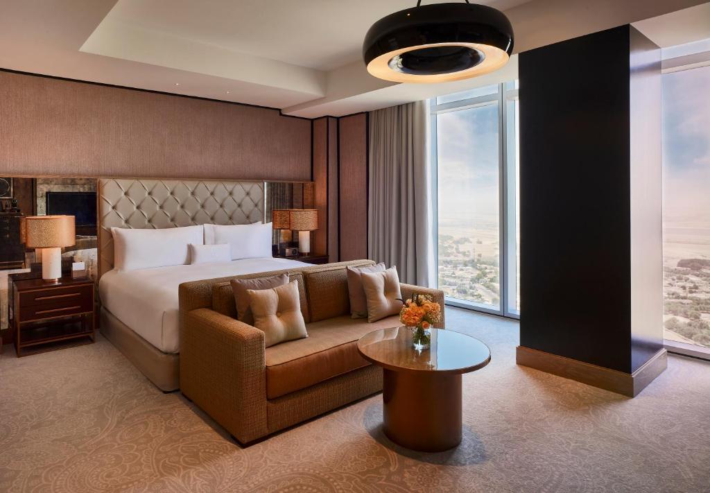 Deluxe King Room with Skyline View - Image 3
