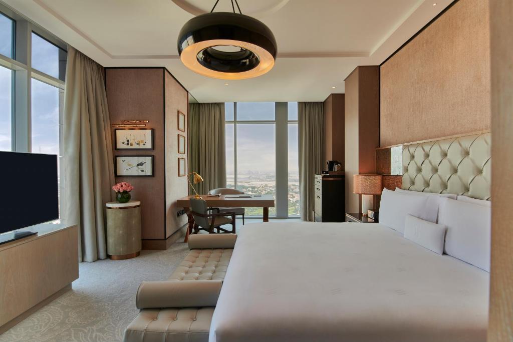 Deluxe King Room with Skyline View - Image 5