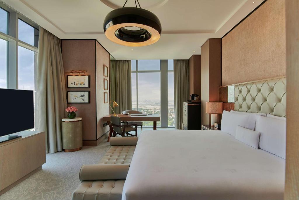 Deluxe King Room with Skyline View - Image 6