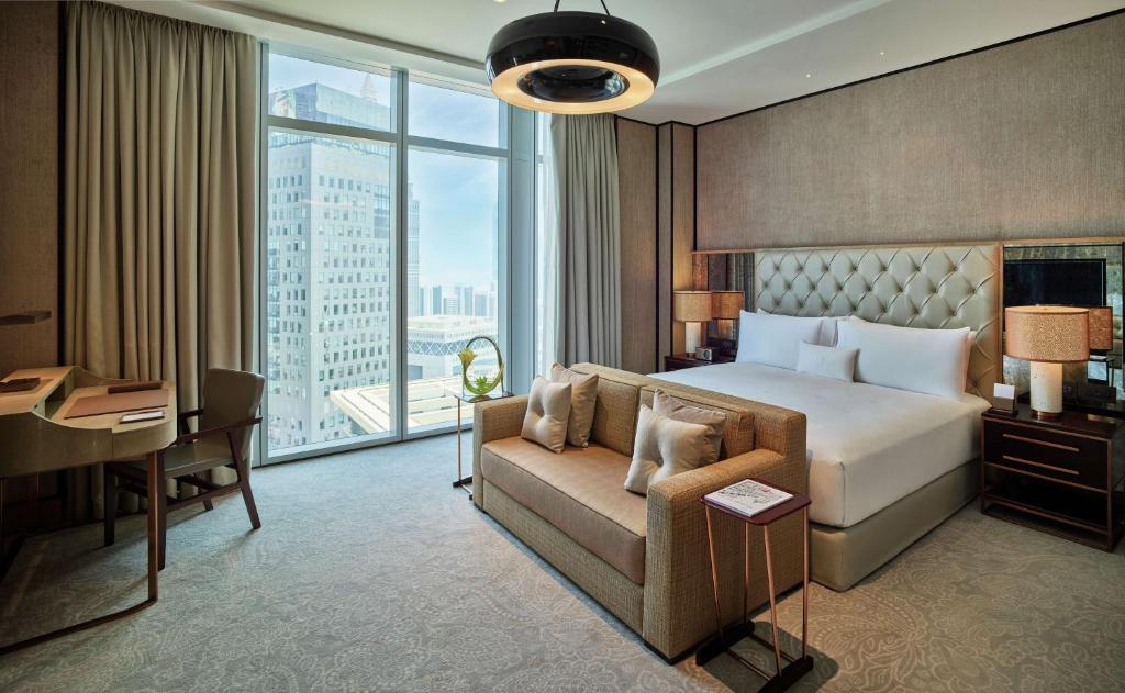 Deluxe King Room with Skyline View - Image 7