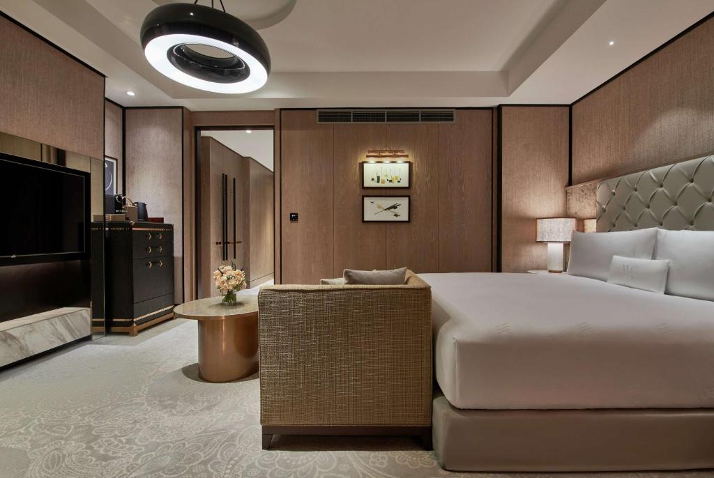 Deluxe King Room with Skyline View - Image 8