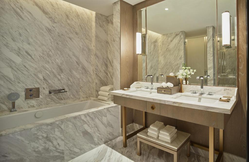 Deluxe King Room - Image 5