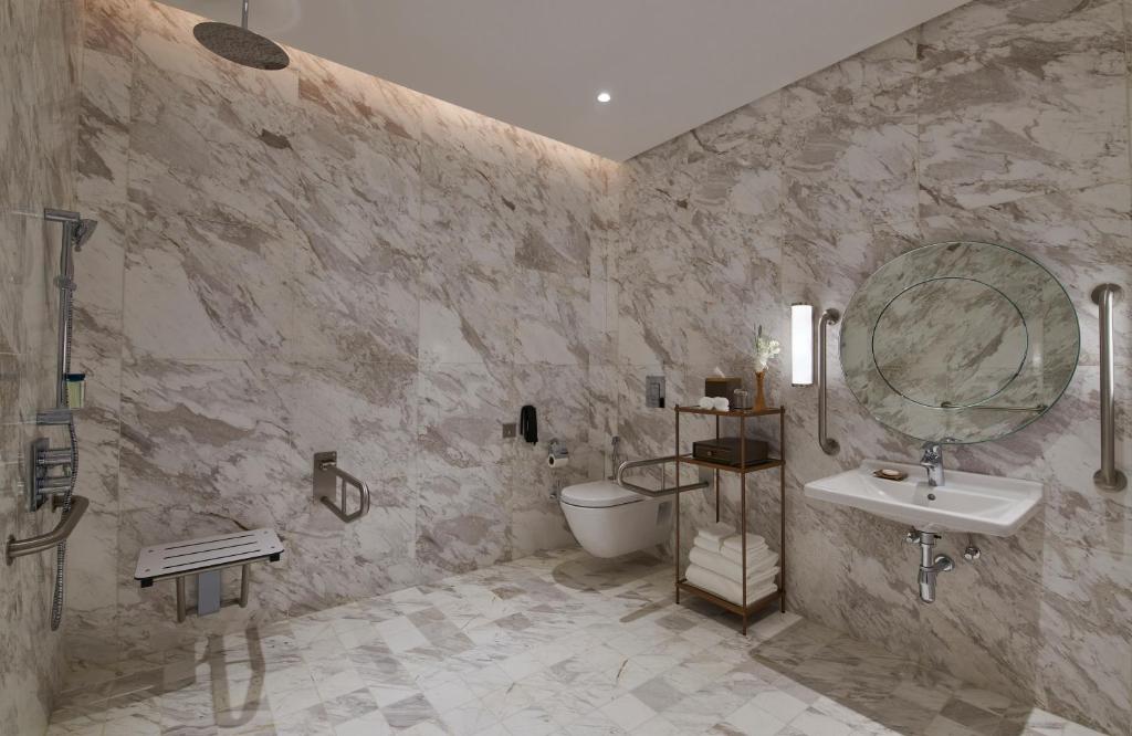 Deluxe Queen Room - Mobility Accessible - Image 3
