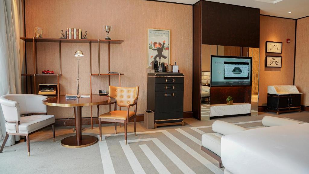 Deluxe Queen Room - Mobility Accessible - Image 6