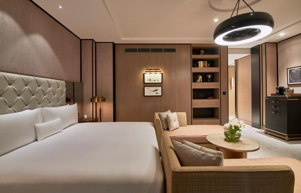 Grand Deluxe King Room with Skyline View - Image 2