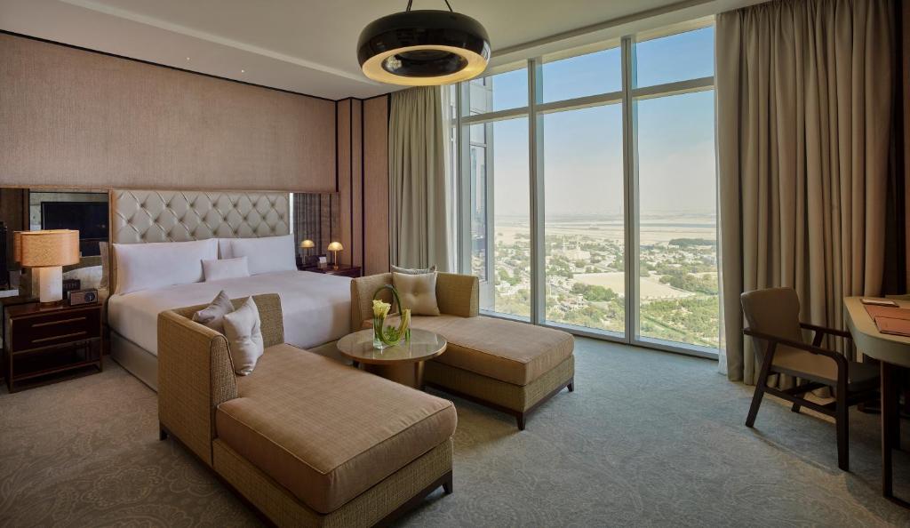 Grand Deluxe King Room with Skyline View - Image 3