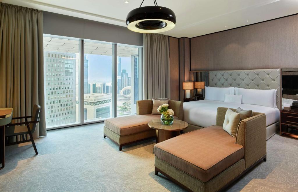 Grand Deluxe King Room with Skyline View - Image 5