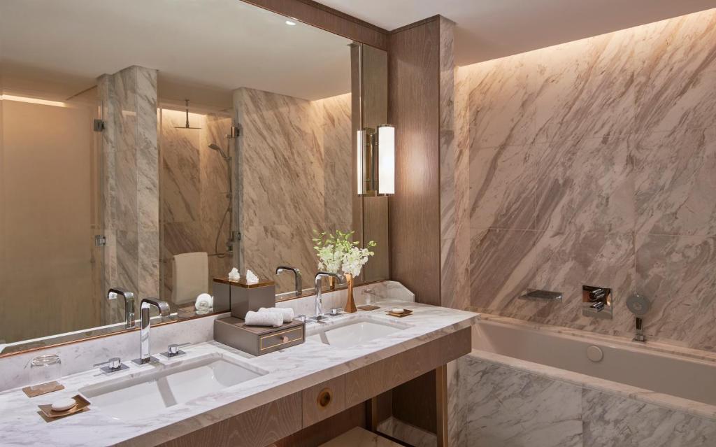 Grand Deluxe King Room - Image 2