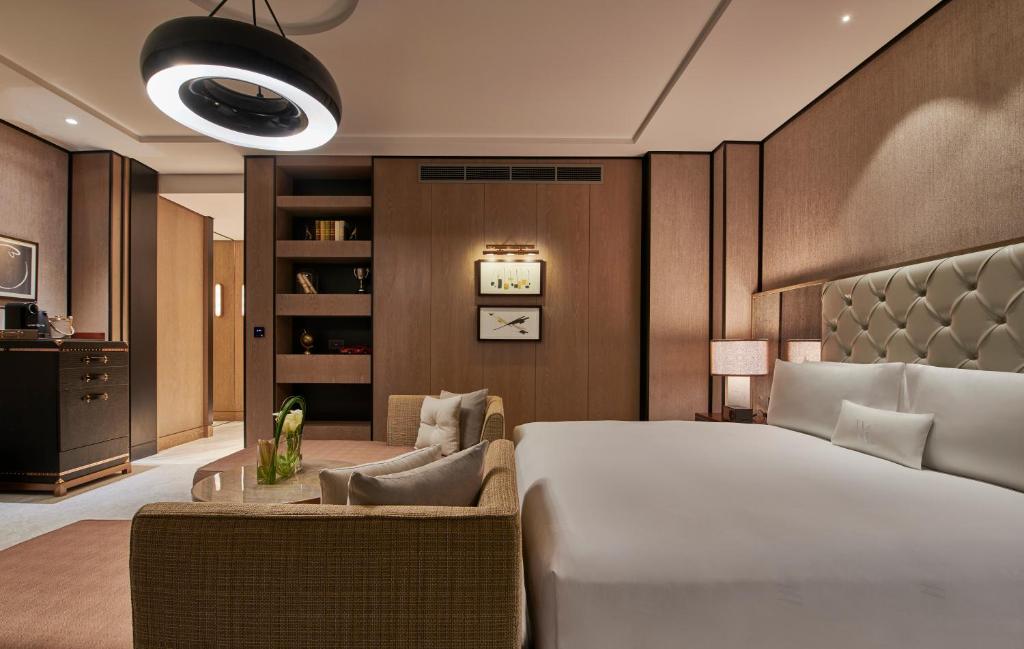 Grand Deluxe King Room - Image 6