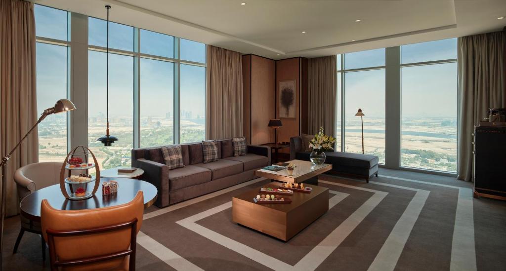 Grand King Corner Suite with Skyline View - Image 1