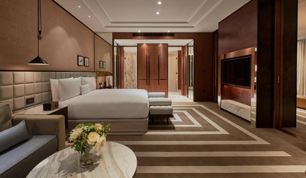 Grand King Corner Suite with Skyline View - Image 2