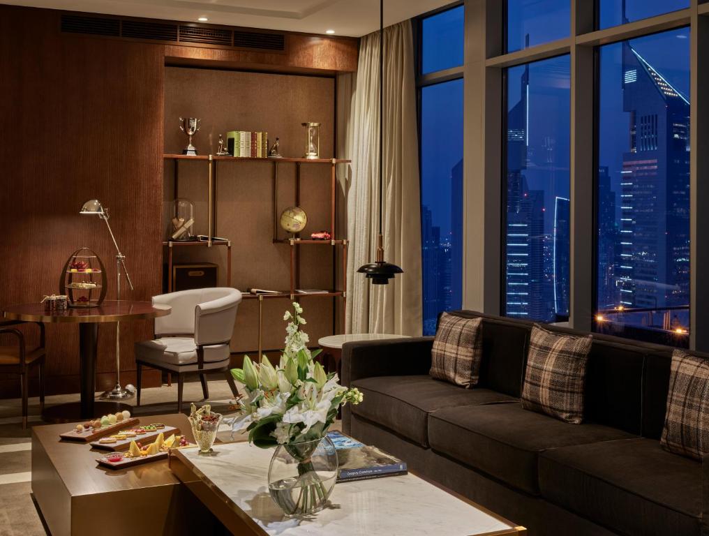 Grand King Corner Suite with Skyline View - Image 4