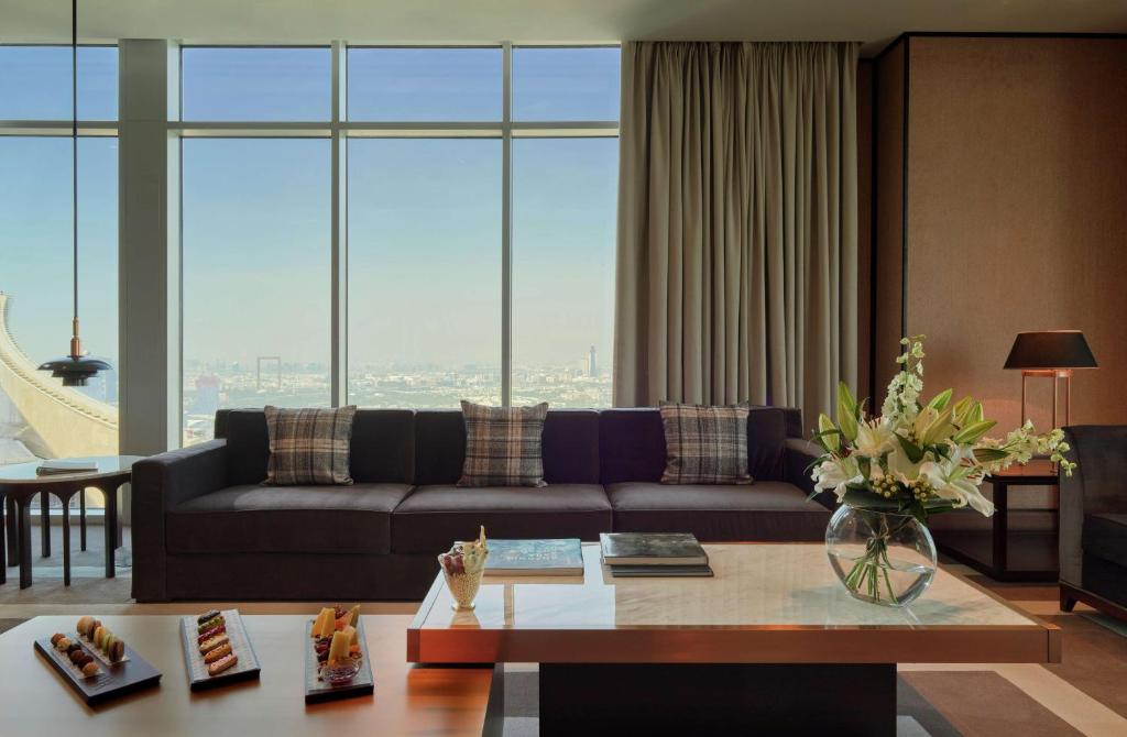 Grand King Corner Suite with Skyline View - Image 8
