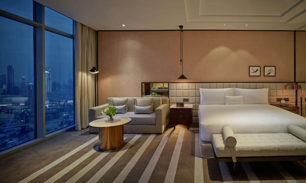 Grand King Corner Suite with Skyline View - Image 9
