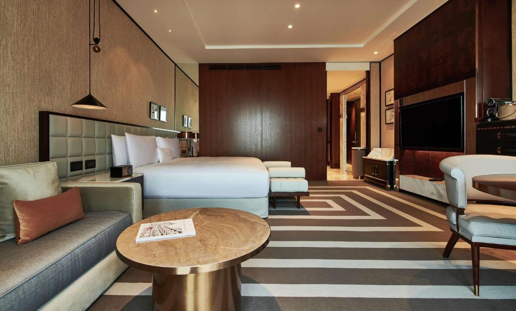 Premier King Room with Skyline View - Image 2