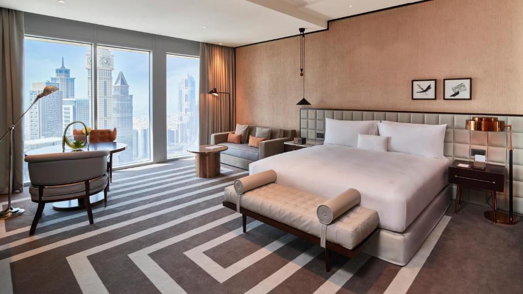 Premier King Room with Skyline View - Image 5