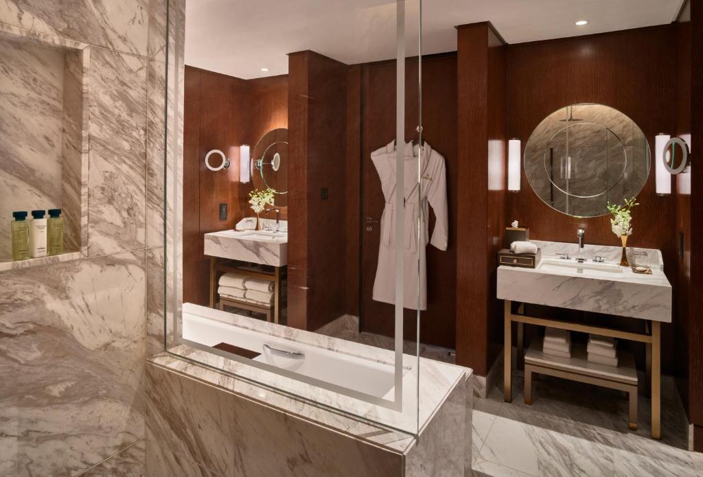 Premier King Suite - Image 1