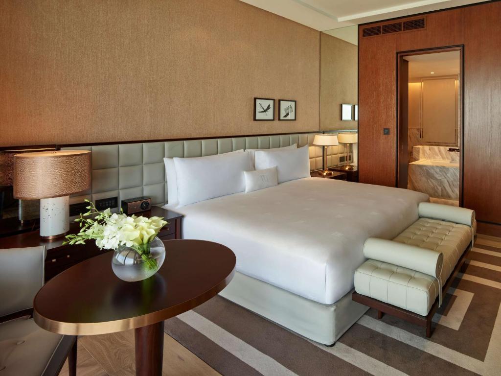 Premier King Suite - Image 2