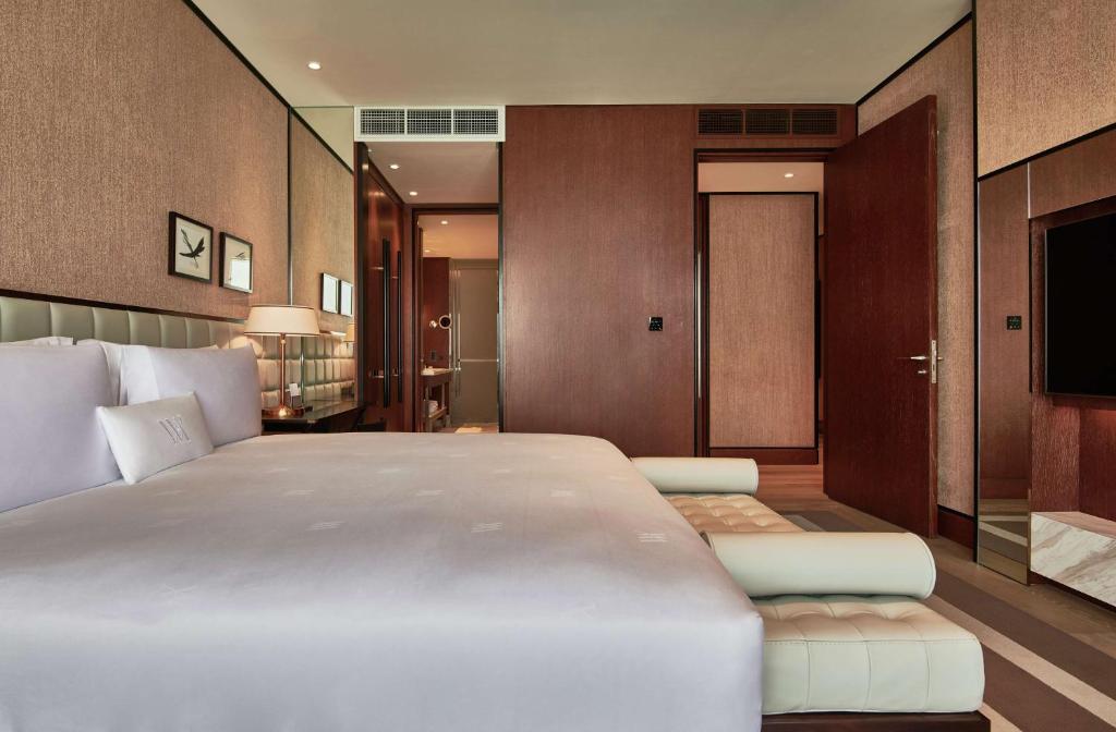 Premier King Suite - Image 7