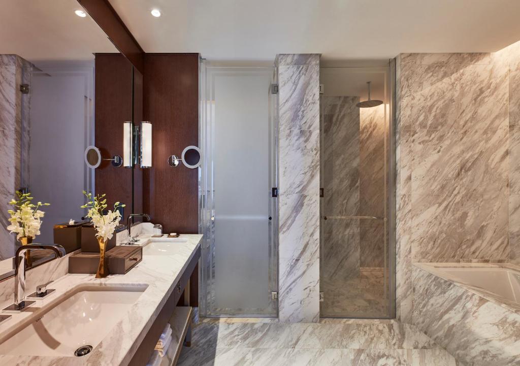Premier King Suite - Image 8