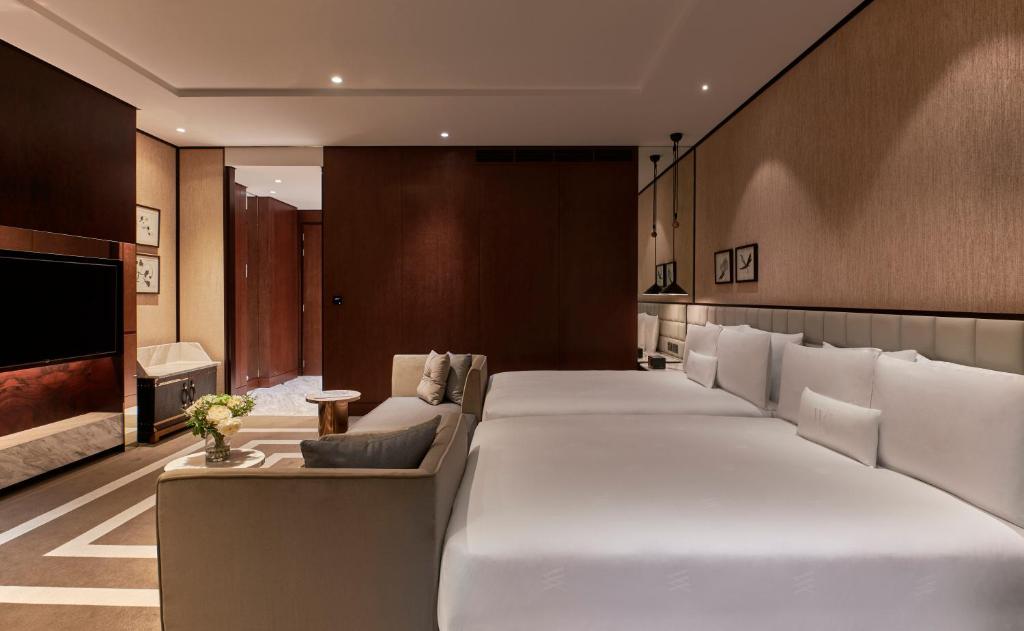 Premier Queen Room with Two Queen Beds and Skyline View - Image 4
