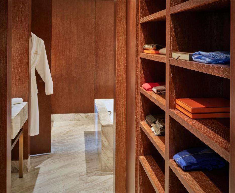 Premium Grand King Suite - Image 1