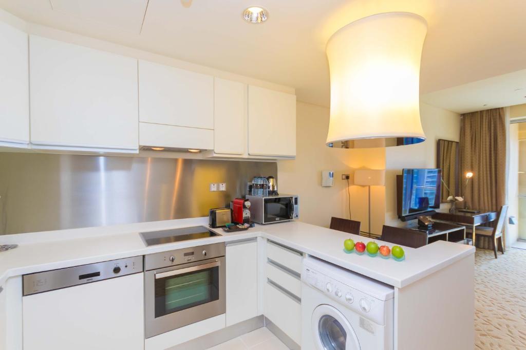 Large One-Bedroom Apartment - Image 1