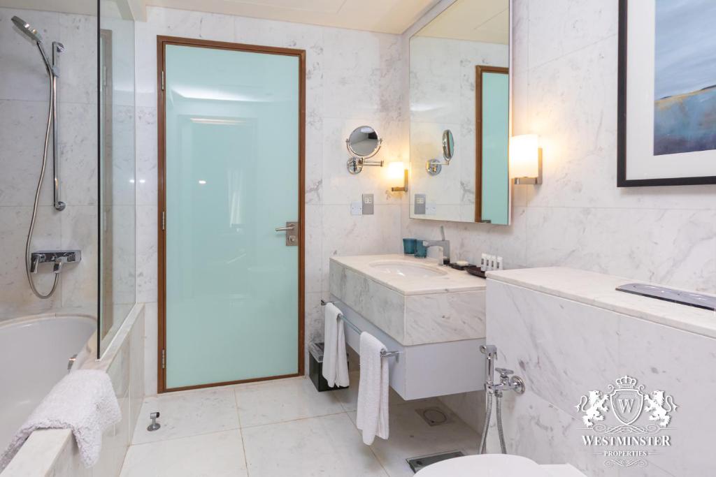 Large One-Bedroom Apartment - Image 10
