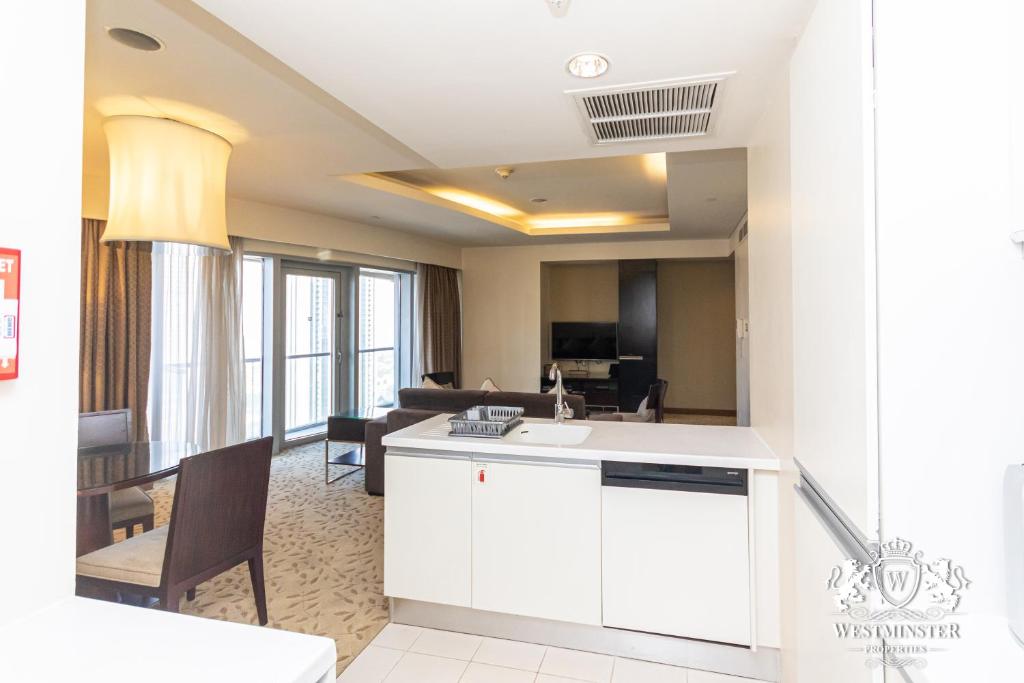Large One-Bedroom Apartment - Image 7