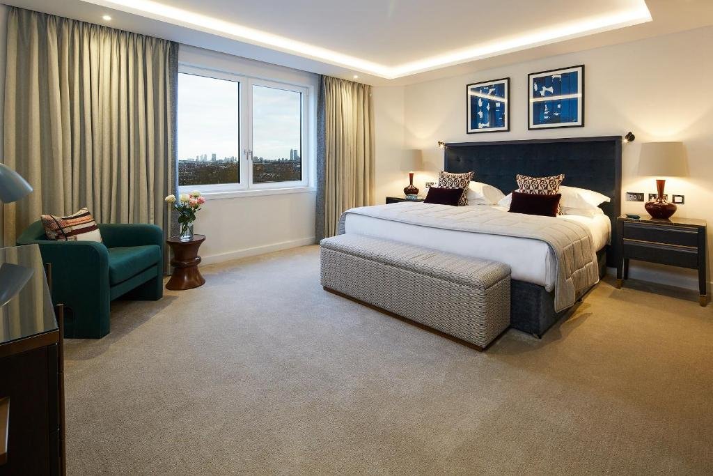 Luxury Three Bedroom Apartment - Image 4