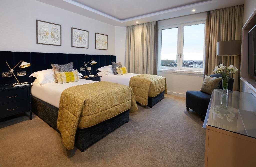 Luxury Three Bedroom Apartment - Image 6