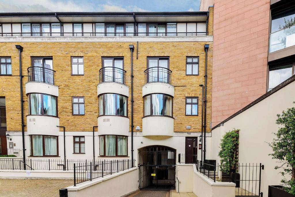 Two Bedroom Townhouse - Image 1