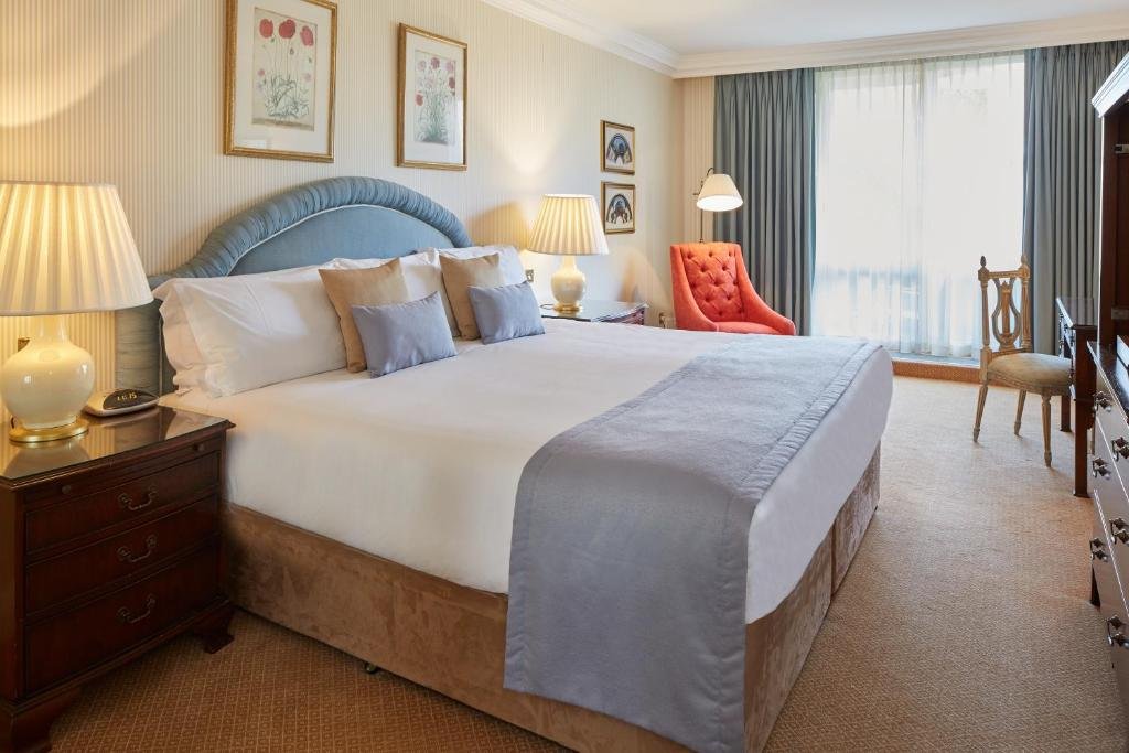 Deluxe Two-Bedroom Apartment - Image 1