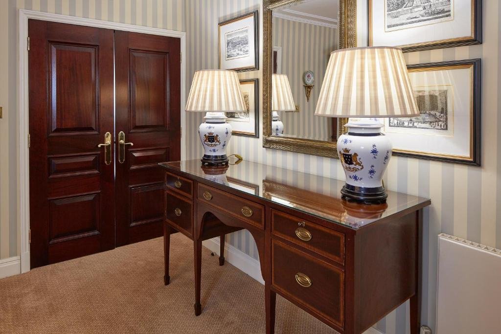 Deluxe Two-Bedroom Apartment - Image 2